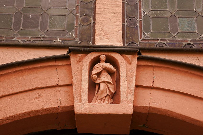 Am Seiteneingang der Wallfahrtskirche