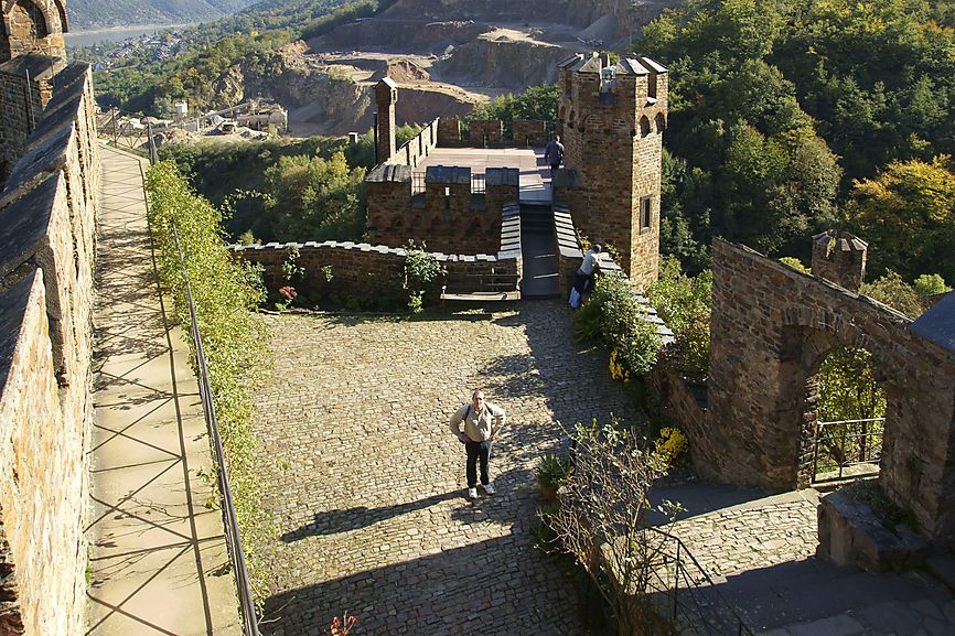 Innenhof und Steinbruch im Hintergrund