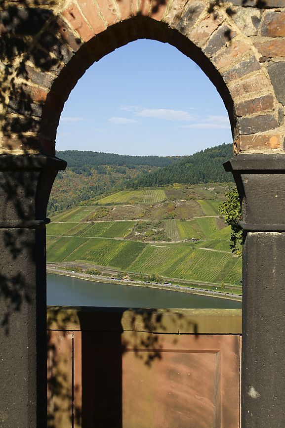 Lorcher Weinberge durch Balkonbogen