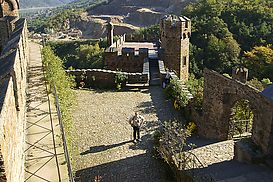 Innenhof und Steinbruch im Hintergrund